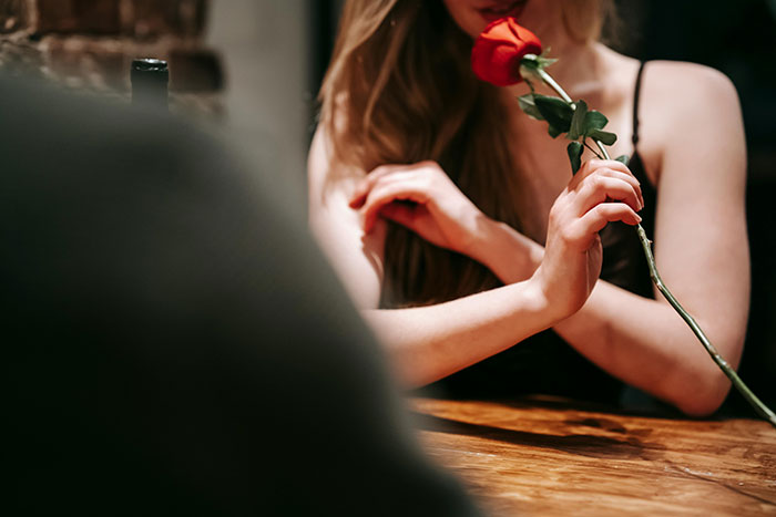 20 Personas con parejas muy atractivas cuentan sus experiencias al respecto