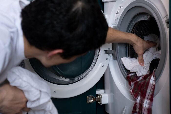 25 Hábitos que aún conservan quienes se criaron en la pobreza