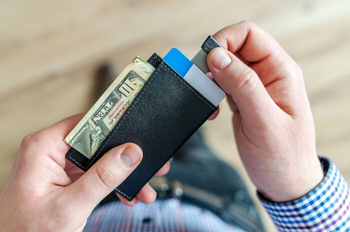 25 Hábitos que aún conservan quienes se criaron en la pobreza