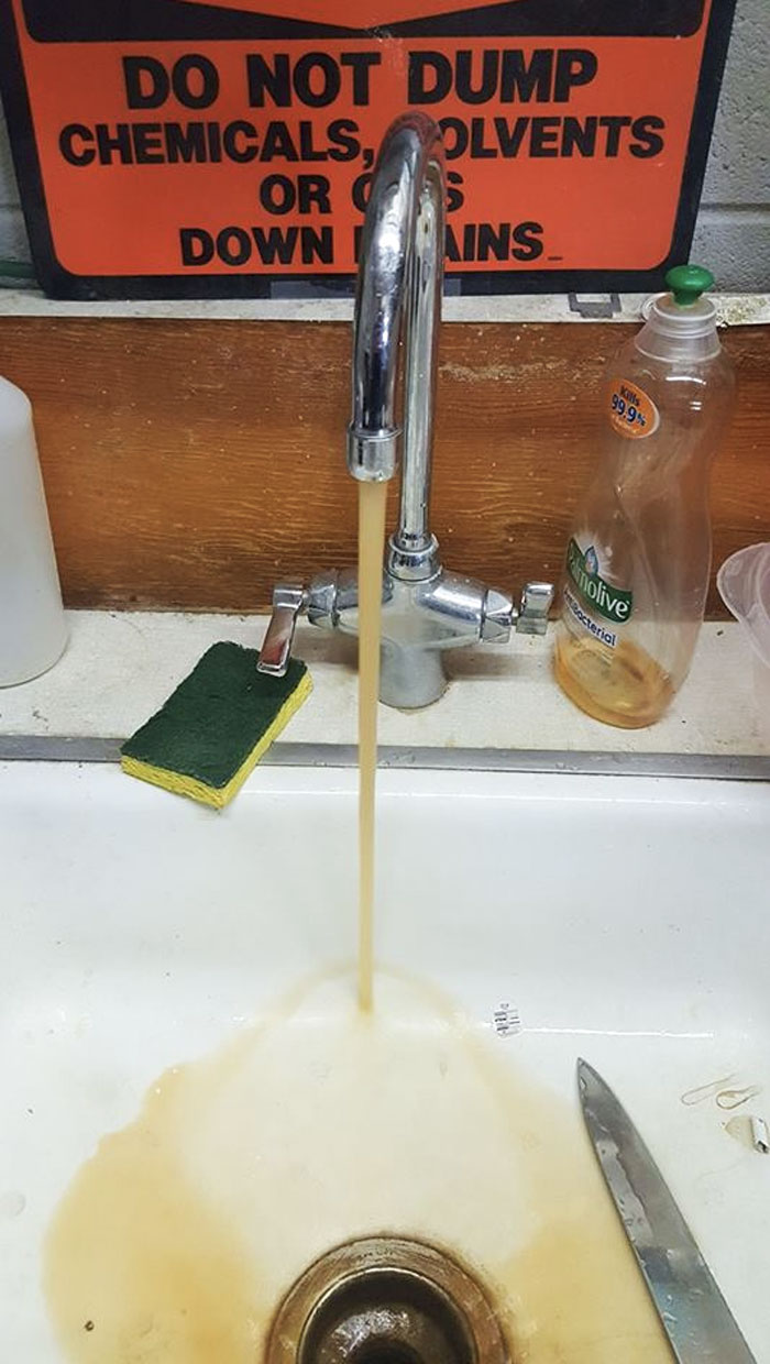 El grifo de mi trabajo ahora sirve zumo sabor óxido