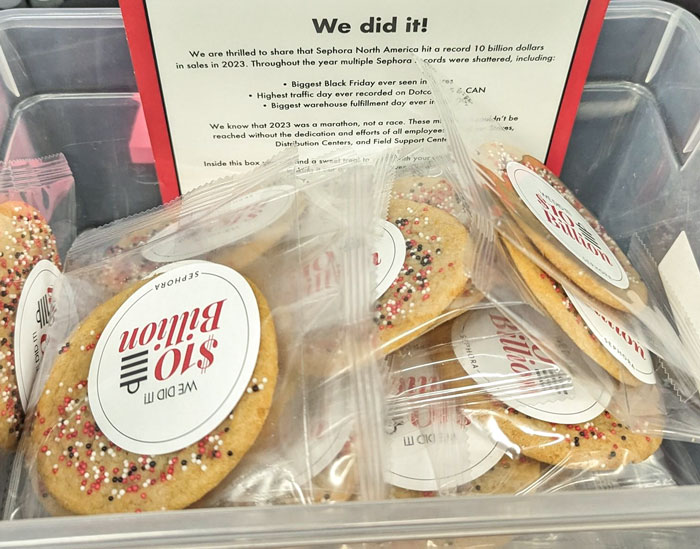 20 Galletas para todo el equipo. Tras ganar la empresa 10$ billones en 2023
