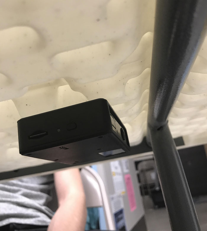 Grabadora secreta oculta bajo la mesa de la sala de descanso del trabajo