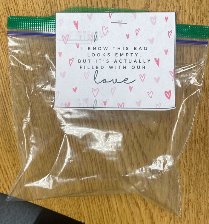 "Sé que esta bolsa parece vacía, pero en realidad está llena con nuestro amor"