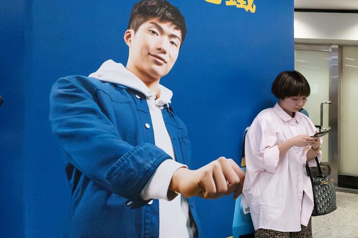 26 Funny Accidental Images That Were Taken At The Right Time And Place By This Street Photographer (New Pics)