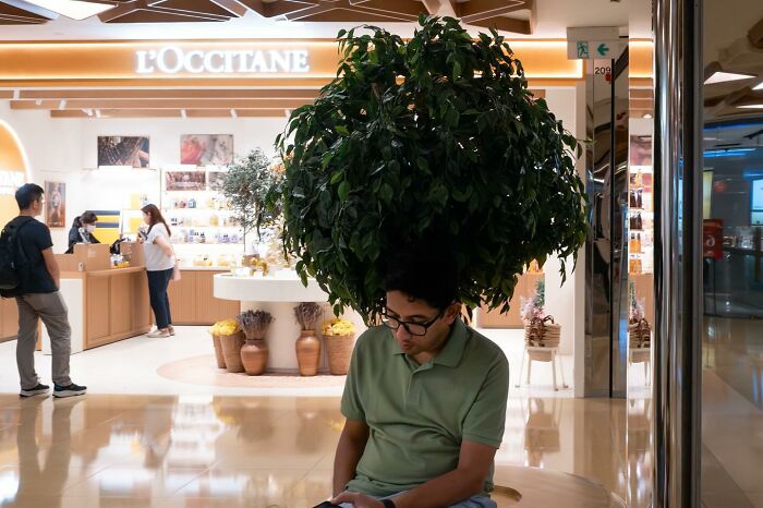 26 Funny Accidental Images That Were Taken At The Right Time And Place By This Street Photographer (New Pics)