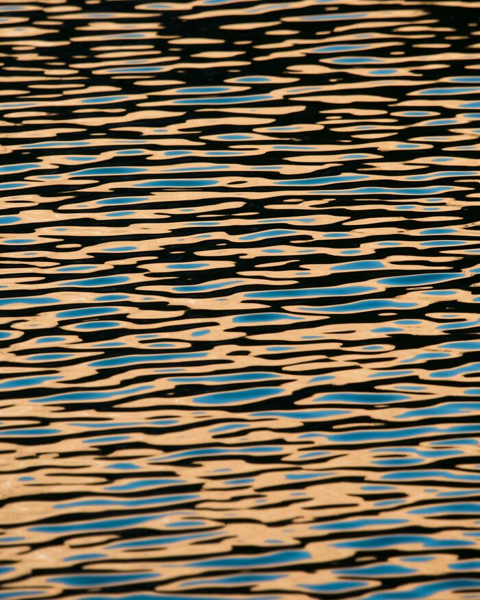Las ondas en la superficie de un lago al amanecer