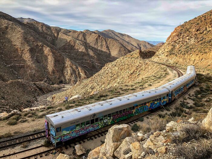 Tren olvidado en mitad de las montañas