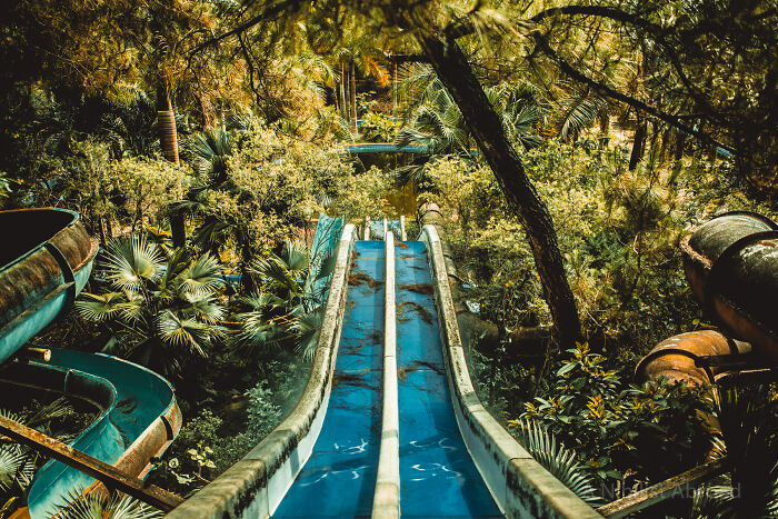 Tuve que sobornar a un tipo para poder acceder a este viejo parque acuático en Vietnam