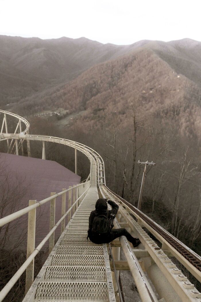 Parque de atracciones abandonado en las montañas