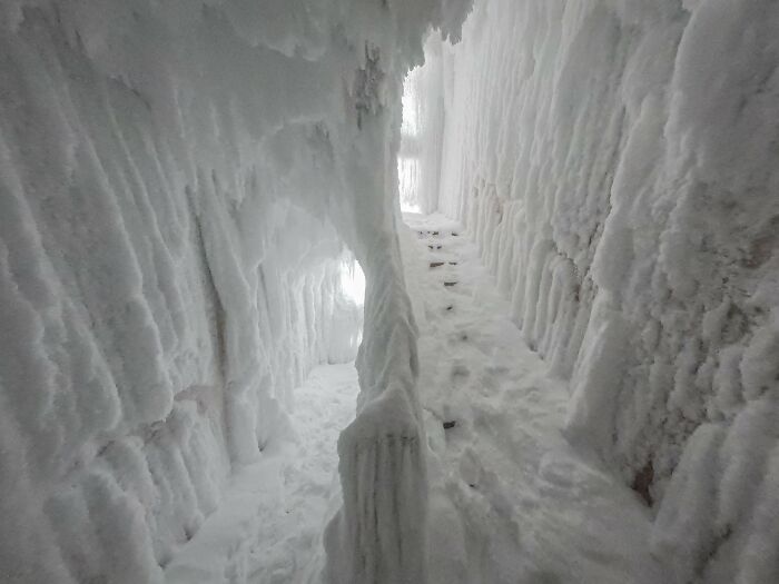 Escaleras heladas en edificios residenciales soviéticos, en una ciudad fantasma al norte del Círculo polar ártico