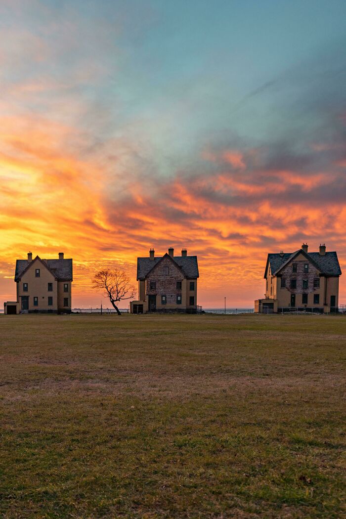 Casas abandonadas con un bello atardecer