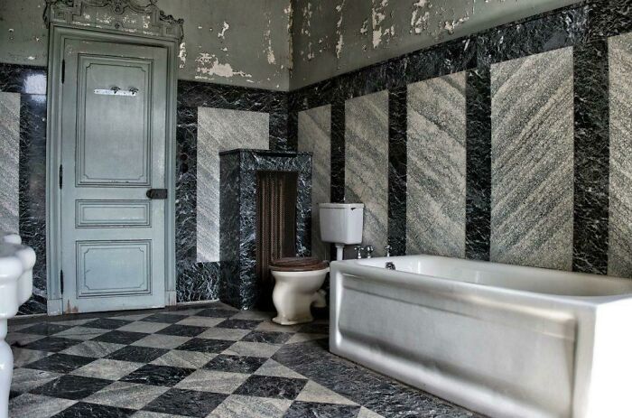 Precioso cuarto de baño en un palacete abandonado