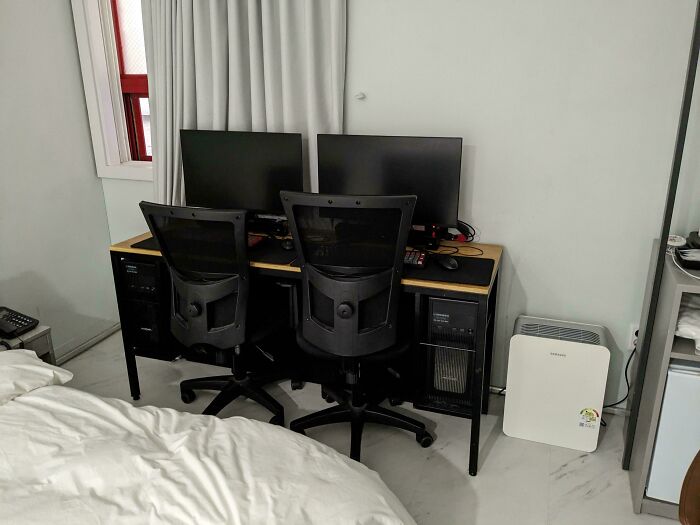 Mi habitación de hotel venía con 2 pcs para jugar