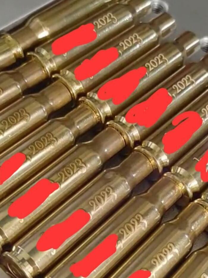 Regalaban a los invitados casquillos de bala con la fecha y sus nombres