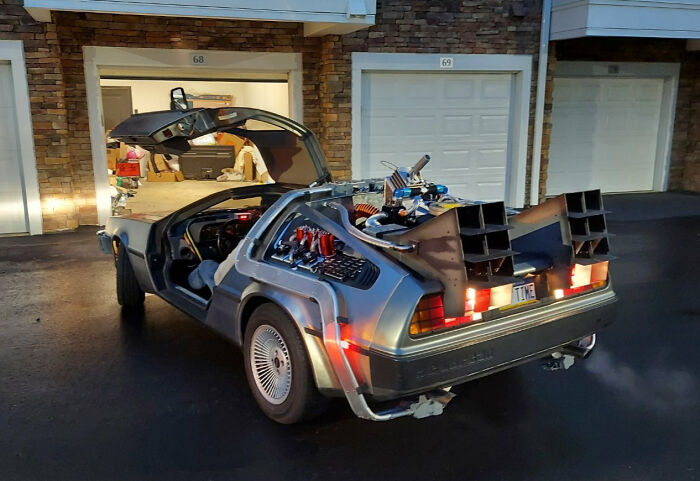 El vecino tiene un DeLorean y lo ha tuneado para que parezca el de Regreso al futuro