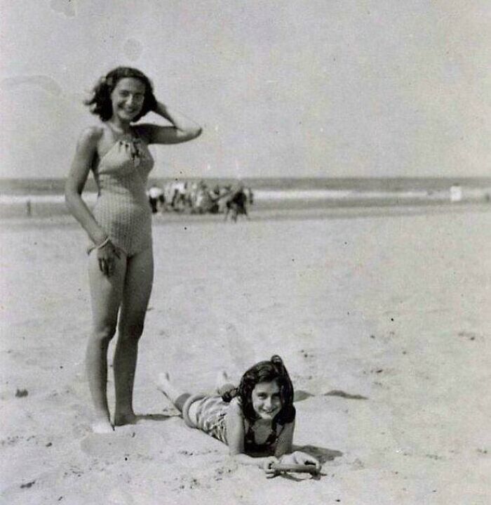 Ana Frank fotografiada con su hermana Margot en la playa de Zandvoort, Países Bajos, en 1940