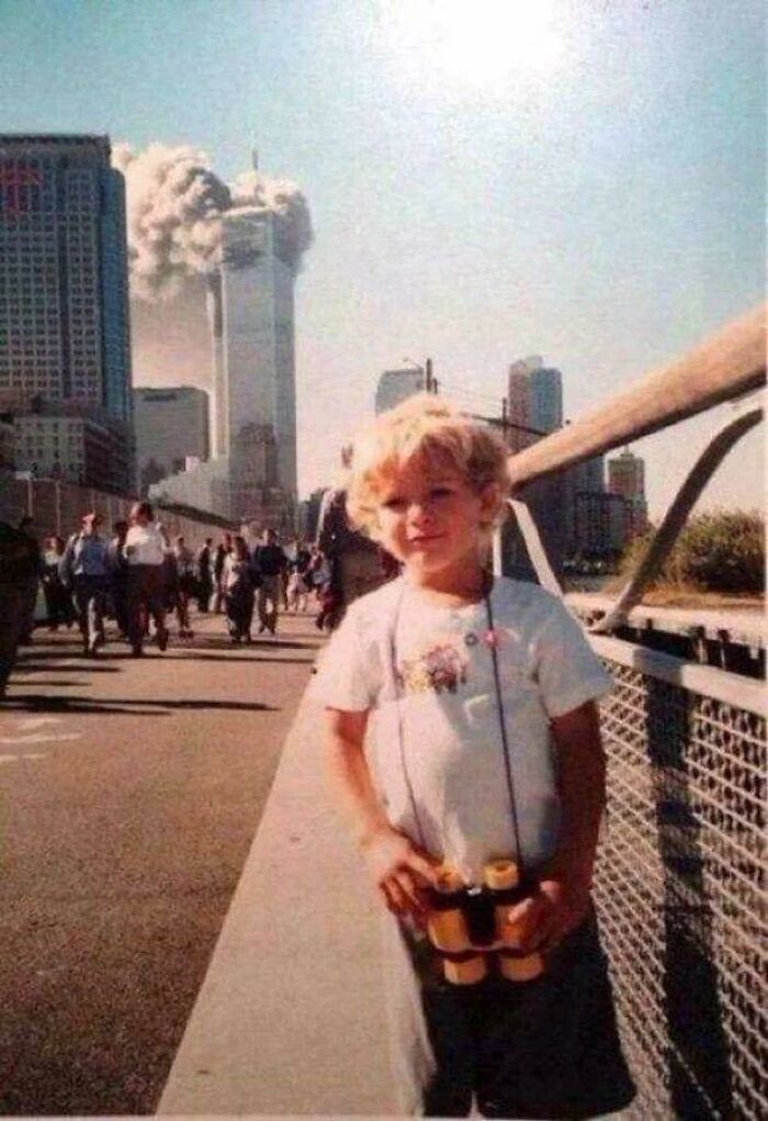 Un niño en una fotografía tomada momentos después de que el primer avión impactara contra el World Trade Center. Observa a las personas en el fondo que aún no se han dado cuenta