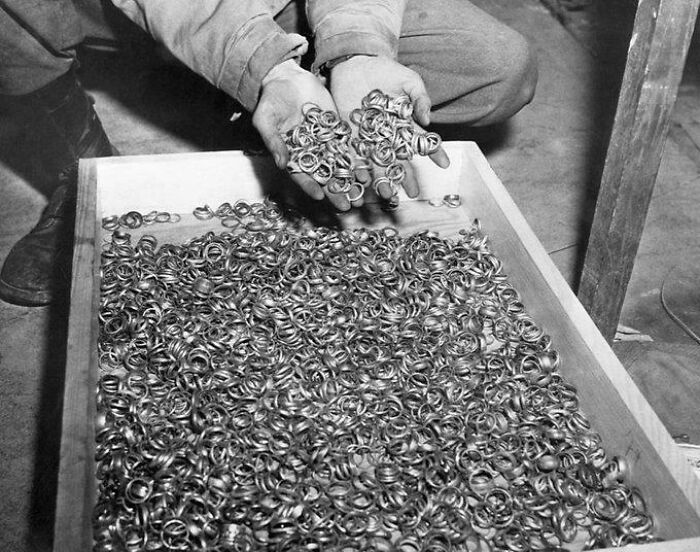 Se retiraban los anillos de boda de las víctimas del Holocausto antes de ser ejecutadas, 1945