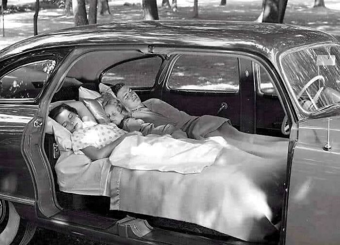El Nash Airflyte de 1949 fue diseñado con asientos que se reclinaban formando camas convertibles. En 1936, Nash Motors introdujo la función "Cama-en-el-coche"
