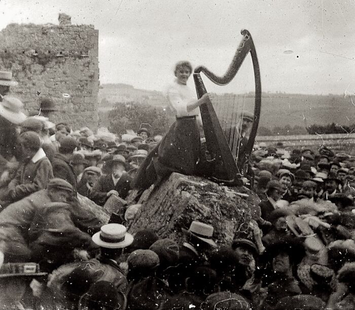 Una mujer tocando el arpa ante una gran multitud, Roca de Cashel, Irlanda, 1910 aprox