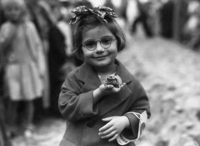 Niña y su sapo mascota en una exposición de mascotas, Venice Beach, California, 1936