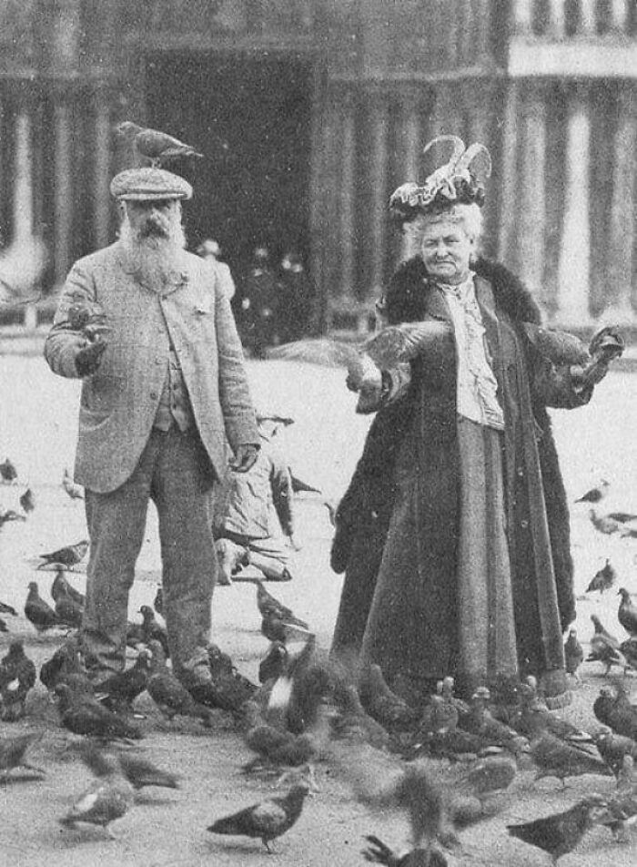 Monet con una paloma en la cabeza y su esposa Alice, Venecia, 1908