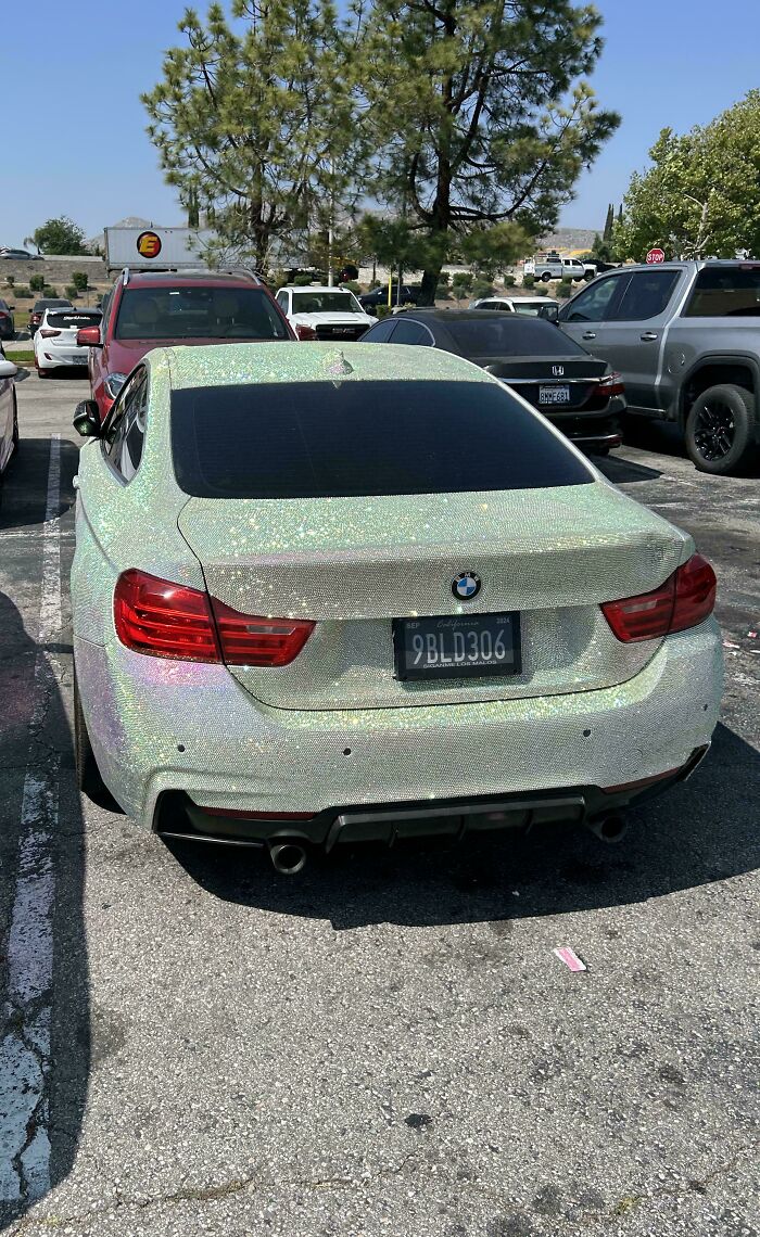BMW totalmente cubierto de brillis