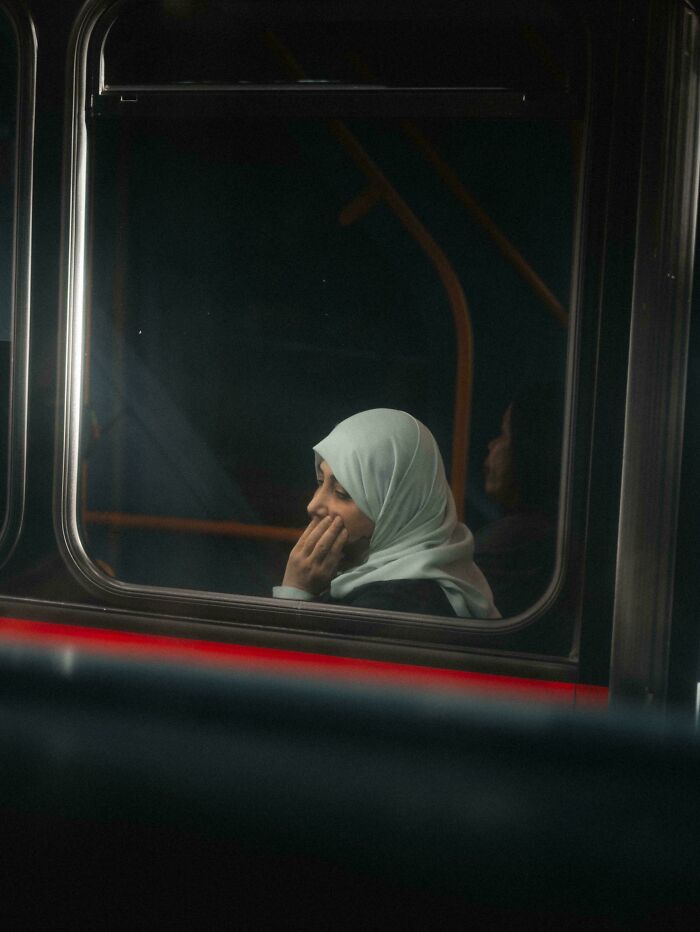 Señora y sus pensamientos, Londres. Lumix S5