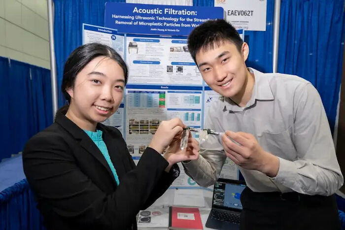 2 adolescentes ganan 50.000 dólares por inventar un dispositivo capaz de filtrar microplásticos tóxicos del agua