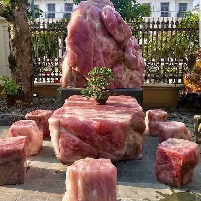 Juego de muebles que parecen carne cruda
