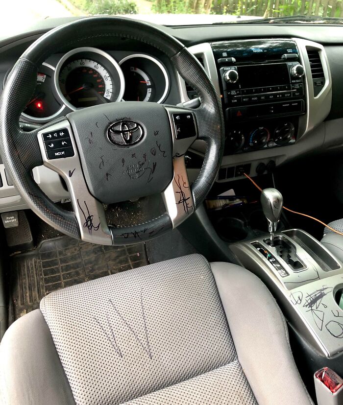 Mi hija encontró el rotulador que tengo en el coche
