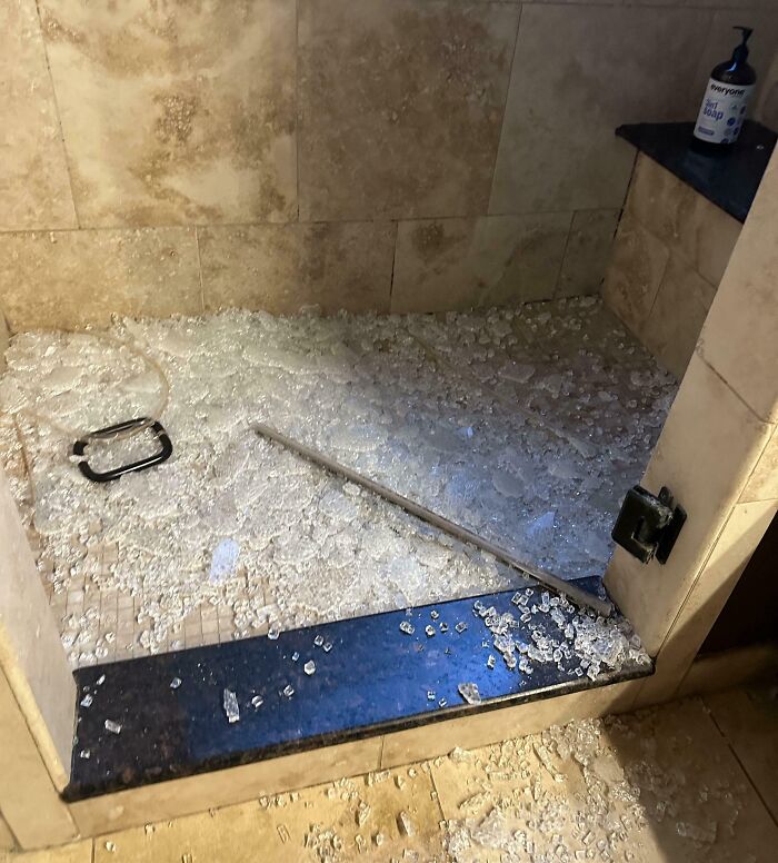 Mis hijos estaban cepillándose los dientes, pero surgió una pelea y uno se escondió en la ducha. Los otros consiguieron romper la mampara