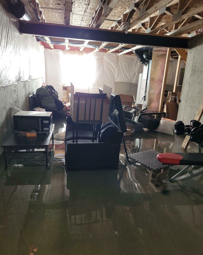 Mi hija se dejó la manguera del jardín abierta toda la noche y de algún modo inundó el sótano