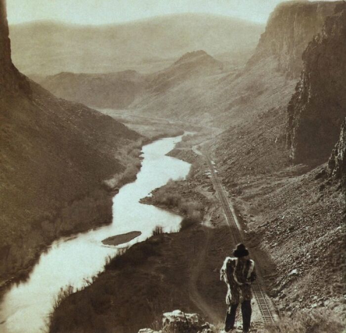 Esta fotografía muestra a un hombre nativo americano mirando el ferrocarril transcontinental recién terminado en Nevada en el año 1869. Supongamos que el hombre tenía alrededor de cuarenta años y nació en la década de 1820. Los cambios que debió haber visto son asombrosos
