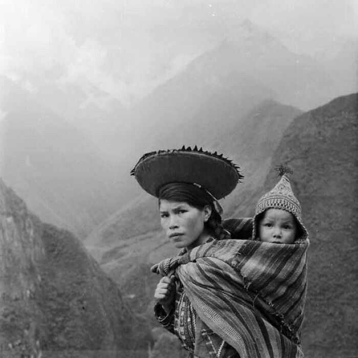 Mujer peruana y su bebé en los Andes, años 30
