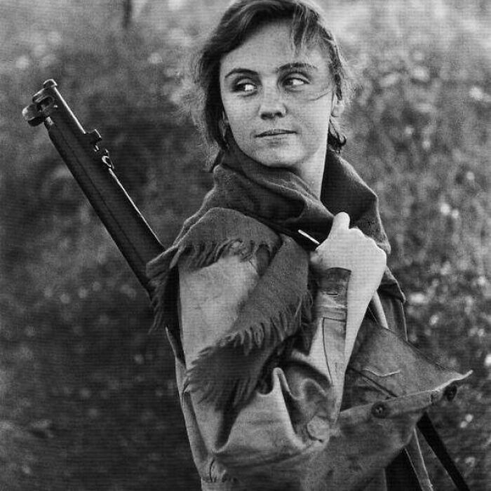 Mujer española luchando por los leales republicanos en la Guerra Civil Española