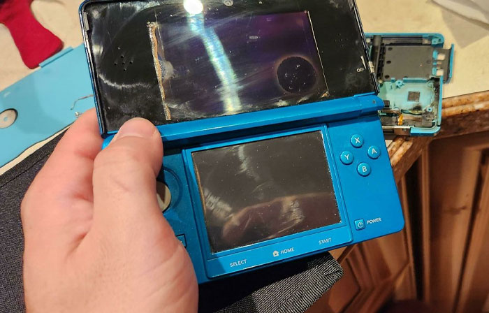 Mi hijo de 3 años decidió meter al microondas la 3DS