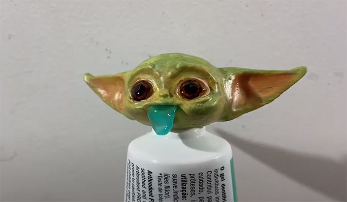 Dispensador de pasta de dientes de Baby Yoda