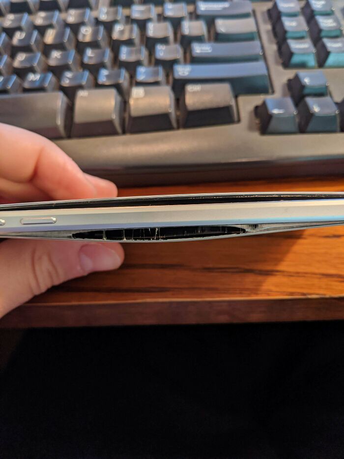 Querían que arreglara el teléfono de mi hermana... estaba soltando ácido de batería