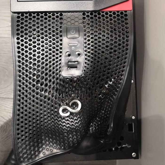 El usuario tenía un calefactor junto al PC. Decía que se apagaba cuando quería y a veces olía a quemado