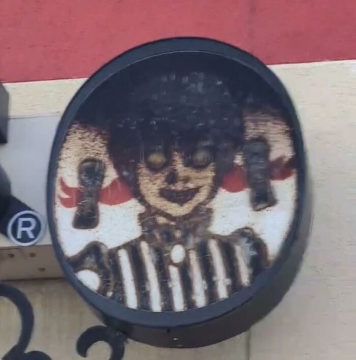 Ha explotado la bombilla de este cartel de Wendy's