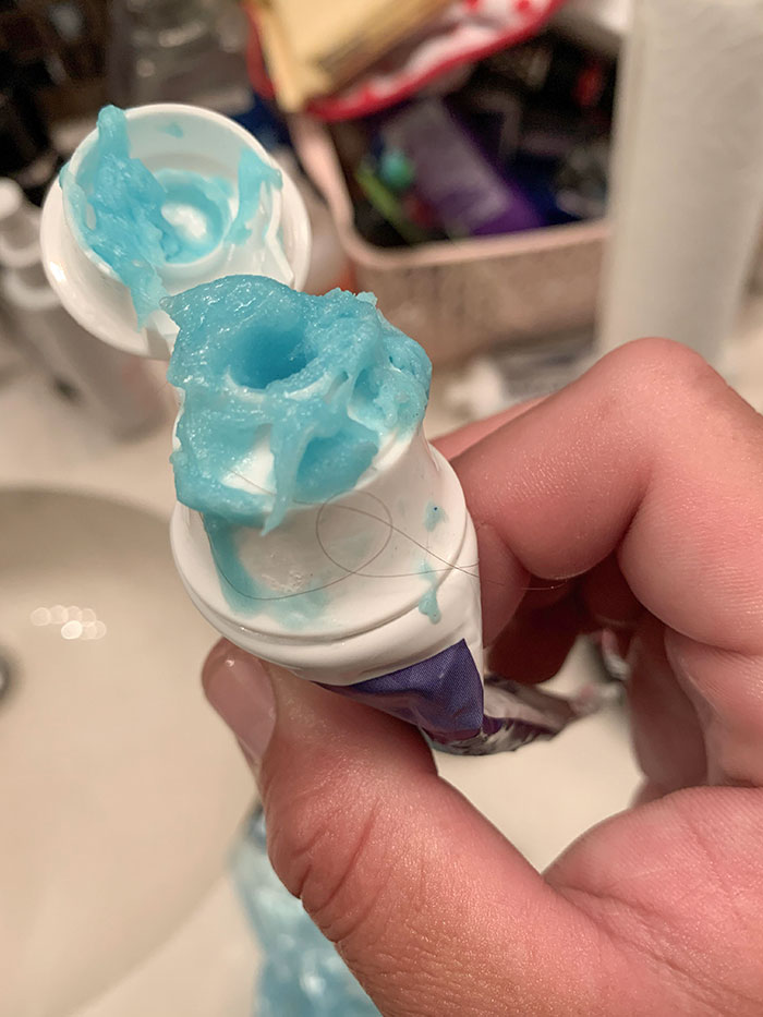 El tubo de crema de dientes de mis cuñados