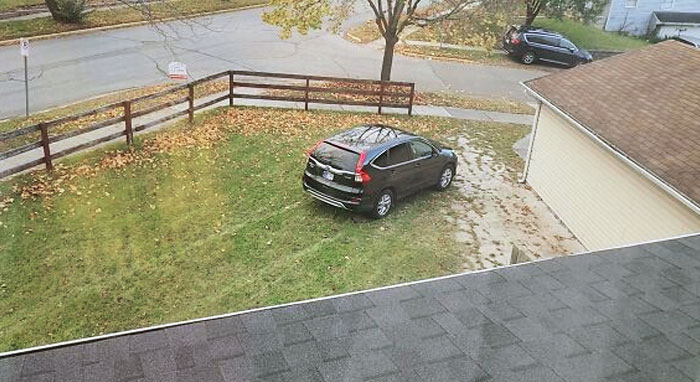 Mi suegra metiendo el coche en mi jardín