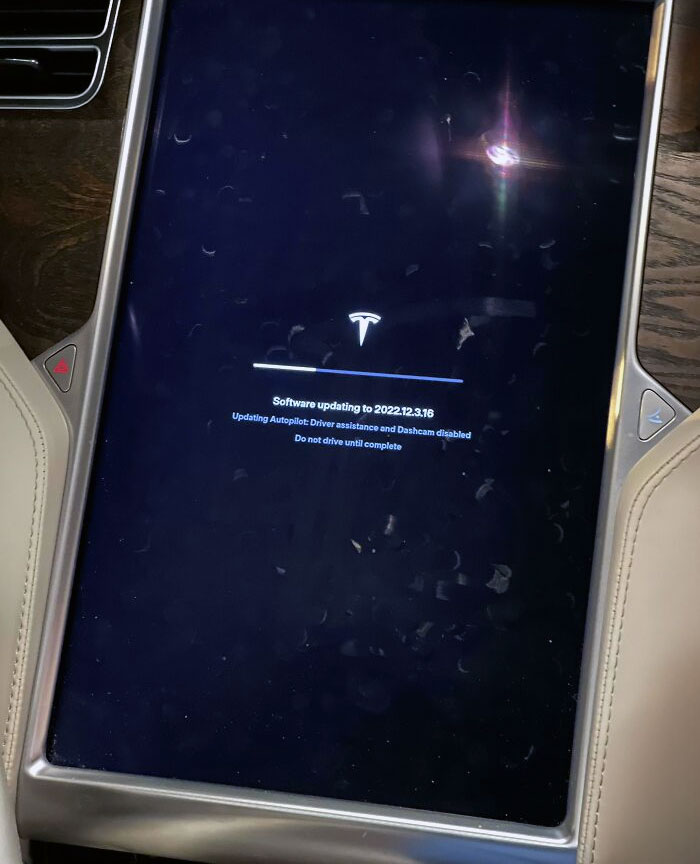 Estoy tirado en un aparcamiento porque mi cuñado programó su tesla para actualizar su sofftware a las 22:30