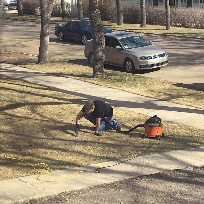 El vecino aspirando su césped