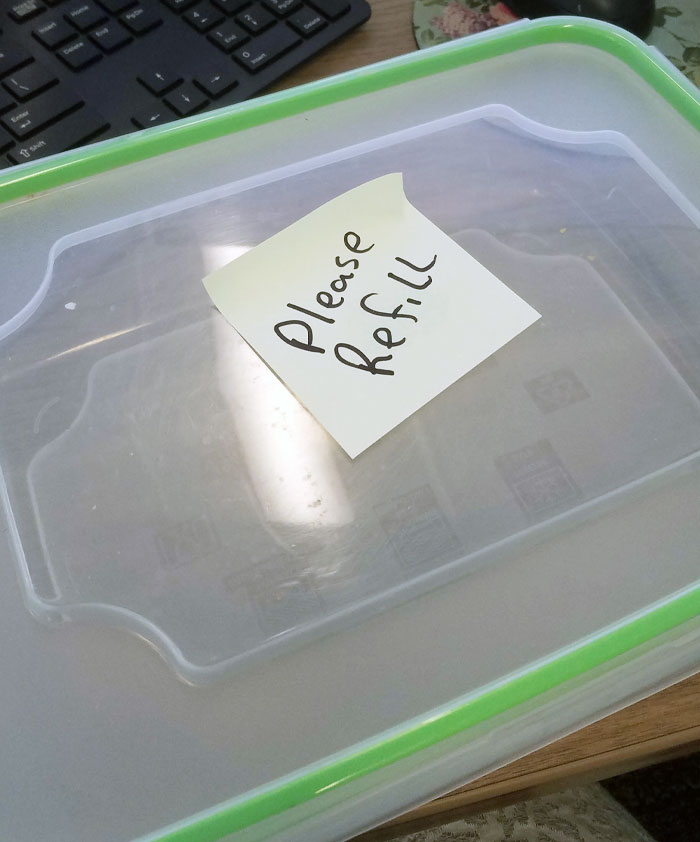 Ayer preparé galletas de mantequilla de maní con M&M's para la oficina. Esta mañana fui a buscar mi tupperware y encontré esta nota en mi escritorio.