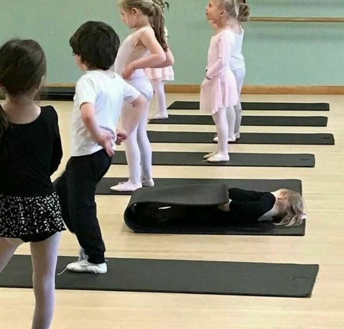 Niños en clase de ballet, uno envuelto en una esterilla, imagen divertida y algo incómoda para fotos horribles.