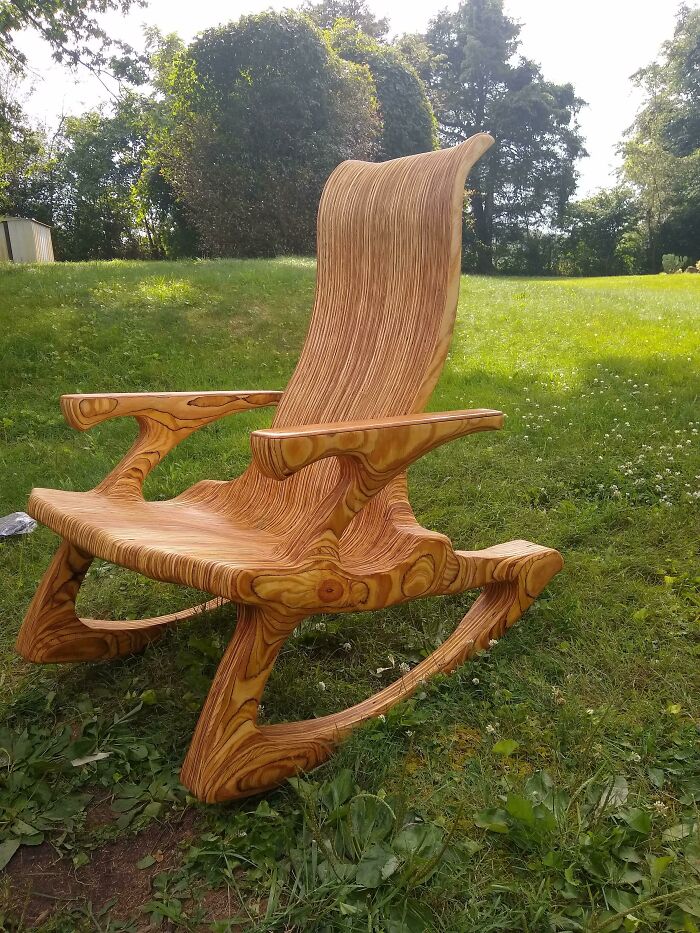 Mecedora hecha de madera contrachapada