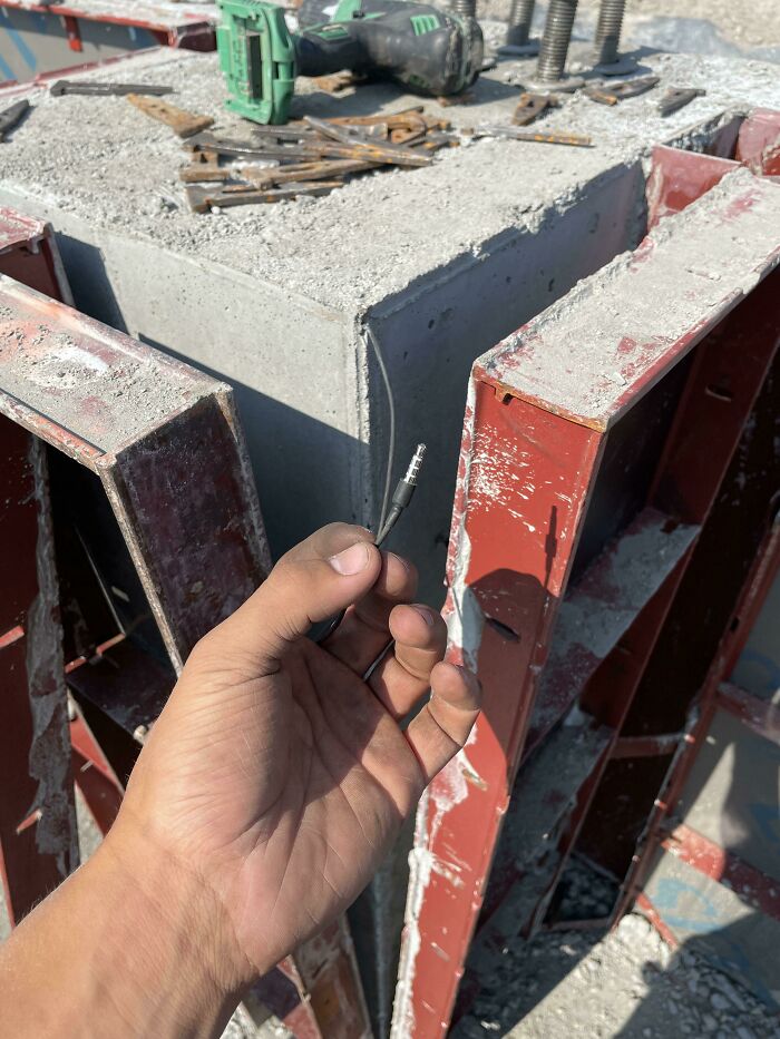 Mi compañero de trabajo se quejaba de haber perdido sus auriculares. Creo que los encontré