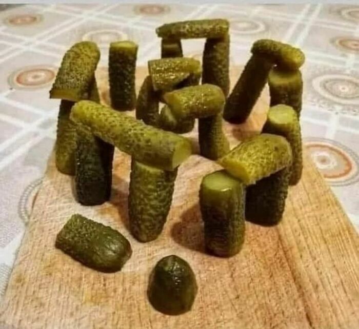 Montaje de pepinillos imitando Stonehenge, imagen incómoda pero divertida para la colección de imágenes realmente incómodas.